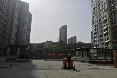 出售泰安绿地公馆秀园5室2厅2卫161平简单装修
